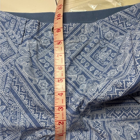 Chico’s Roll Tab Cargo Capri Pants Size 00 US 2 Stretch Coastal Blue Printed - Picture 4 of 8